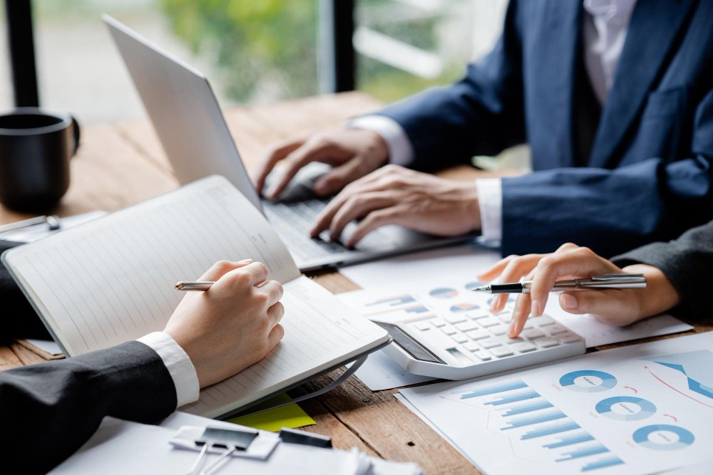 Pessoal somando valores para a recuperação do PIS e Cofins monofásico